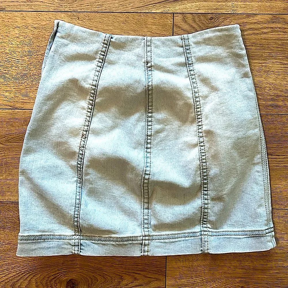 WILD FABLE • light blue jean skirt zip up size 00